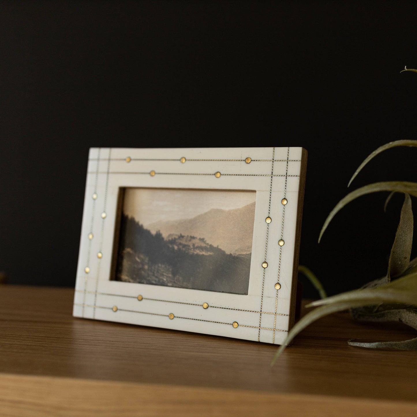 4x6 Elise White Resin Photo Frame With Brass Inlay