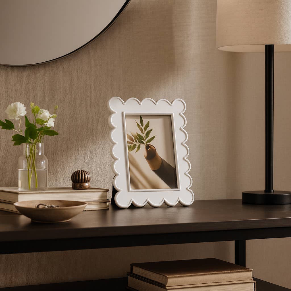 Photo Frame - Resin with Decorative Scalloped Edge