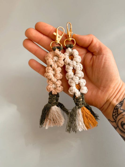 Chain of Daisies Macrame Keychain